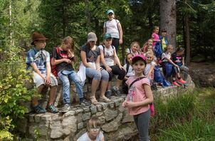 Kropla drąży skałę w Janowicach Wielkich